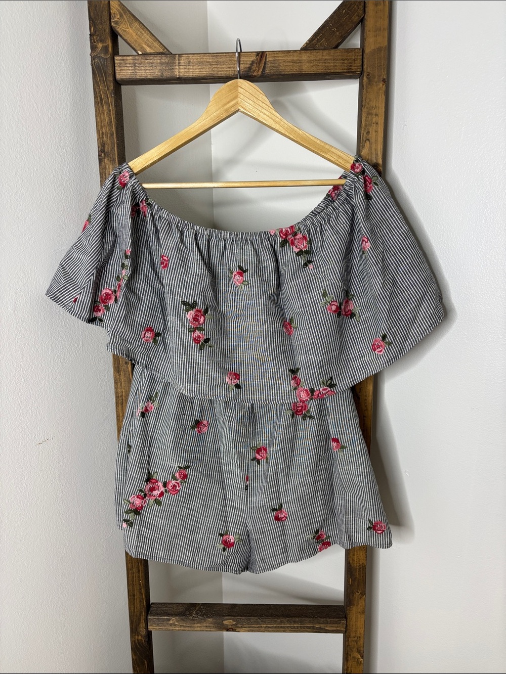 Sadie & Sage Black & White Pinstripe Off-Shoulder Romper with Embroidery Size L
